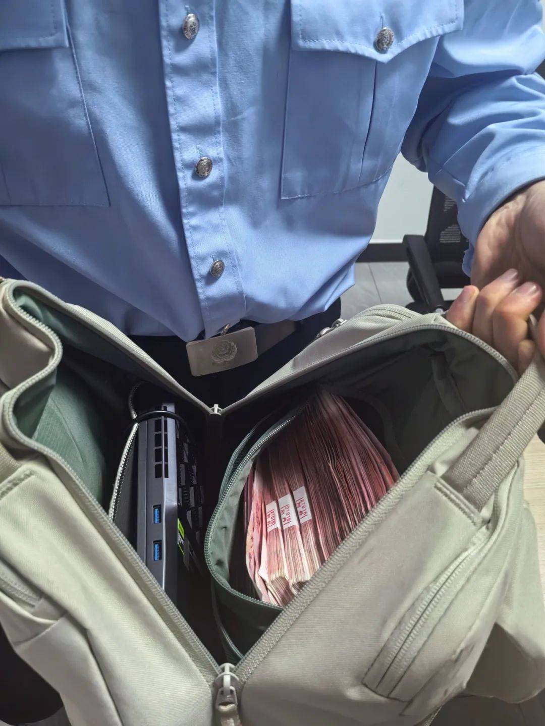 皇冠体育APP_男子为了“寻刺激”皇冠体育APP,取现5万多元!关键时刻,妻子打来电话…