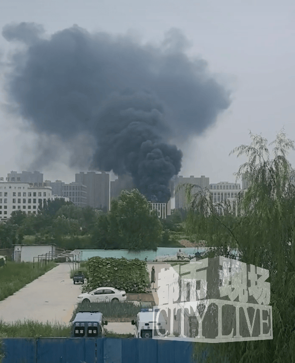 皇冠足球平台代理_山西太原一办公大楼起火皇冠足球平台代理,现场浓烟滚滚,黑烟冲天,目击者:里面有人在来回跑