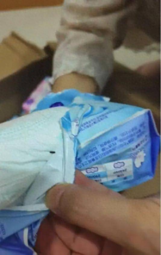 皇冠信用網
_洁婷卫生巾被曝打开包装全是死虫子