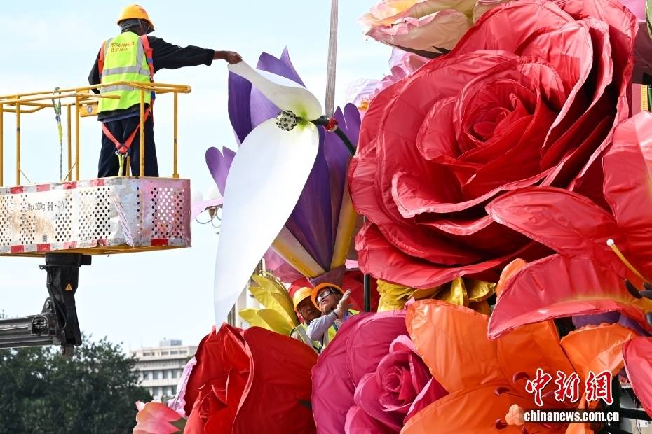 意大利丙组联赛_迎国庆 “祝福祖国”花坛在北京天安门广场有序搭建