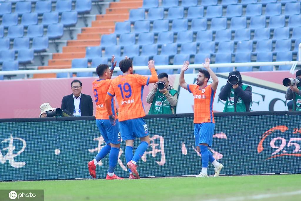 丹麦超级联赛_领头羊刹车丹麦超级联赛!中超-卡扎伊什维利双响刘洋建功 泰山3-1逆转海港