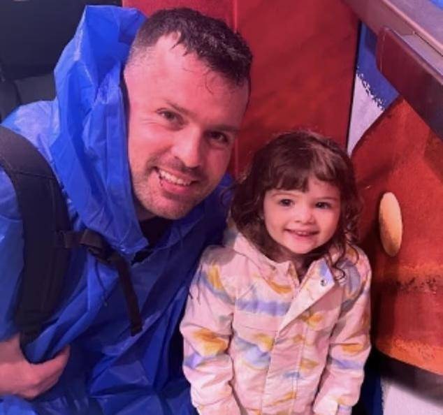 如何代理皇冠信用网
_42℃高温下如何代理皇冠信用网
，美国一父亲在家看片喝酒，将2岁女儿留在车内致身亡，入狱前自杀