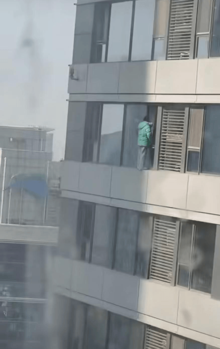 皇冠信用網代理
_石家庄万象城一女子坠楼 目击者称心里不是滋味 警方:已出警处理