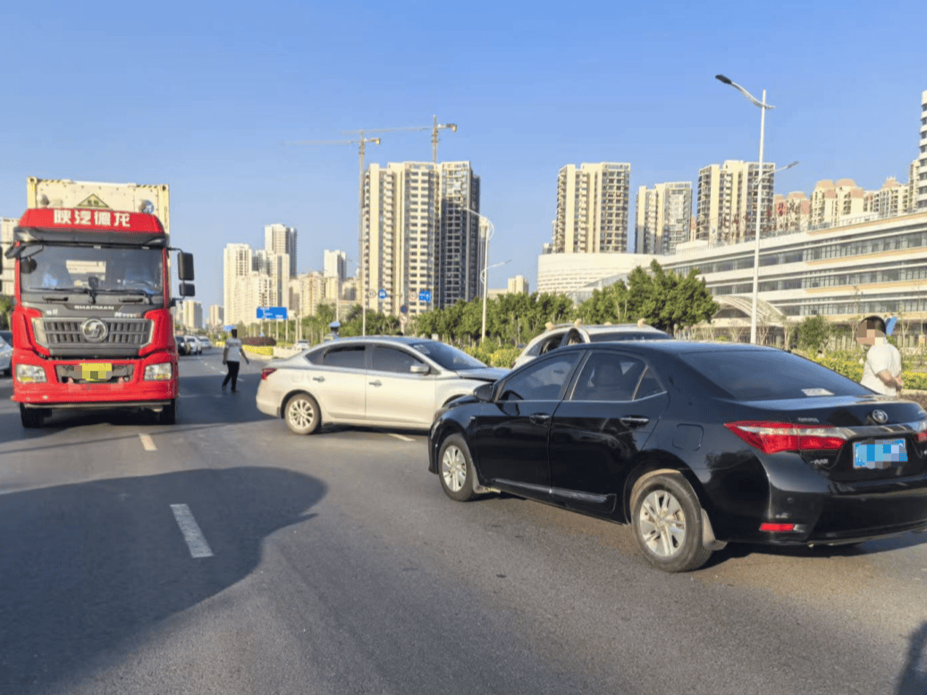 2026世界杯美加墨世界杯
_前方刹车2026世界杯美加墨世界杯
，他一把方向自信变道……下一秒，四车连环碰