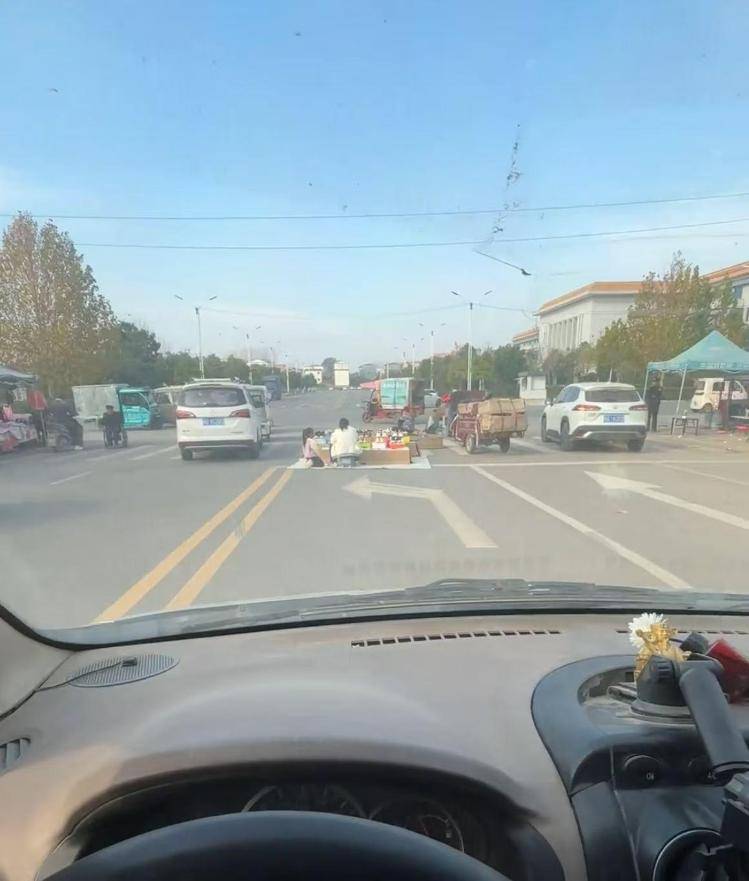 皇冠信用网会员
_河南驻马店有人在斑马线摆摊皇冠信用网会员
，过路司机只能压双黄线绕行，民警：当天是集市，已前往劝导商户