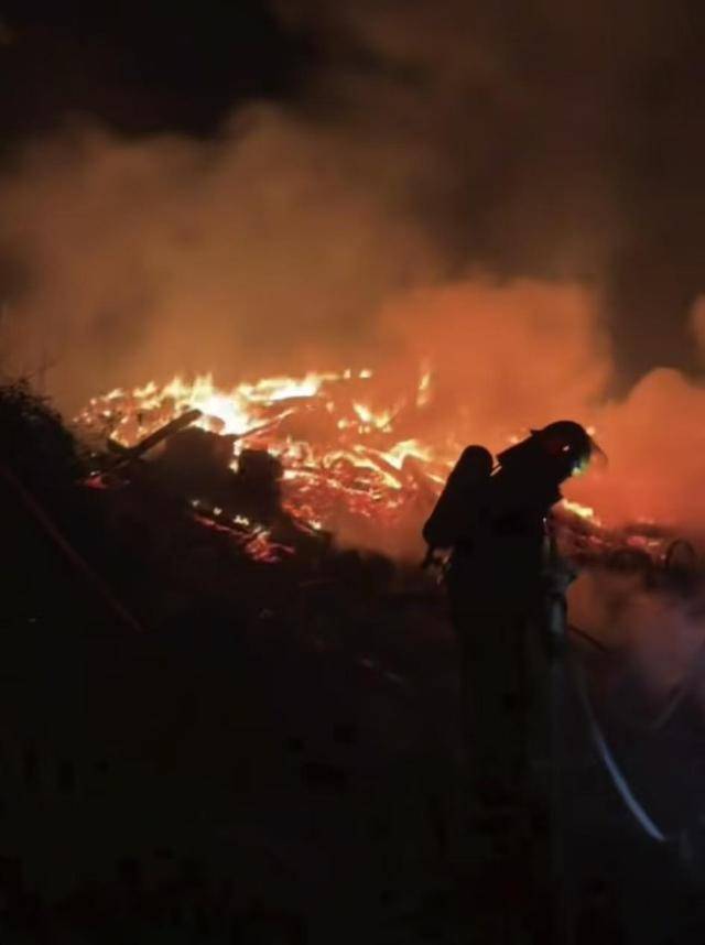 怎么开皇冠信用平台
_房子被大火烧光怎么开皇冠信用平台
，女子淡定微笑与废墟合影，“只要我爸妈平安！”