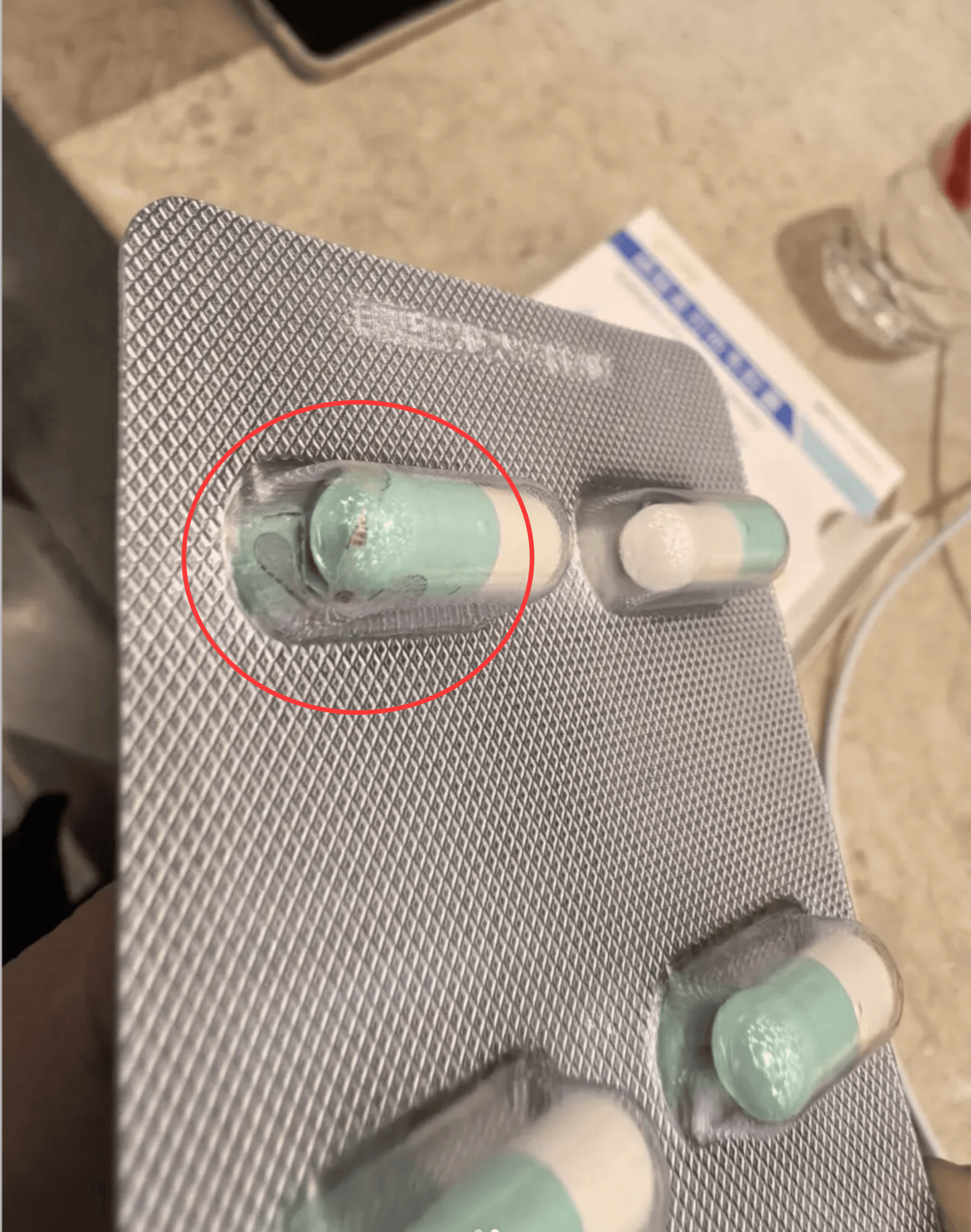 如何申请皇冠信用盘
_武汉一市民购奥司他韦胶囊如何申请皇冠信用盘
，泡罩内现完整飞虫，药房：属实，已换货