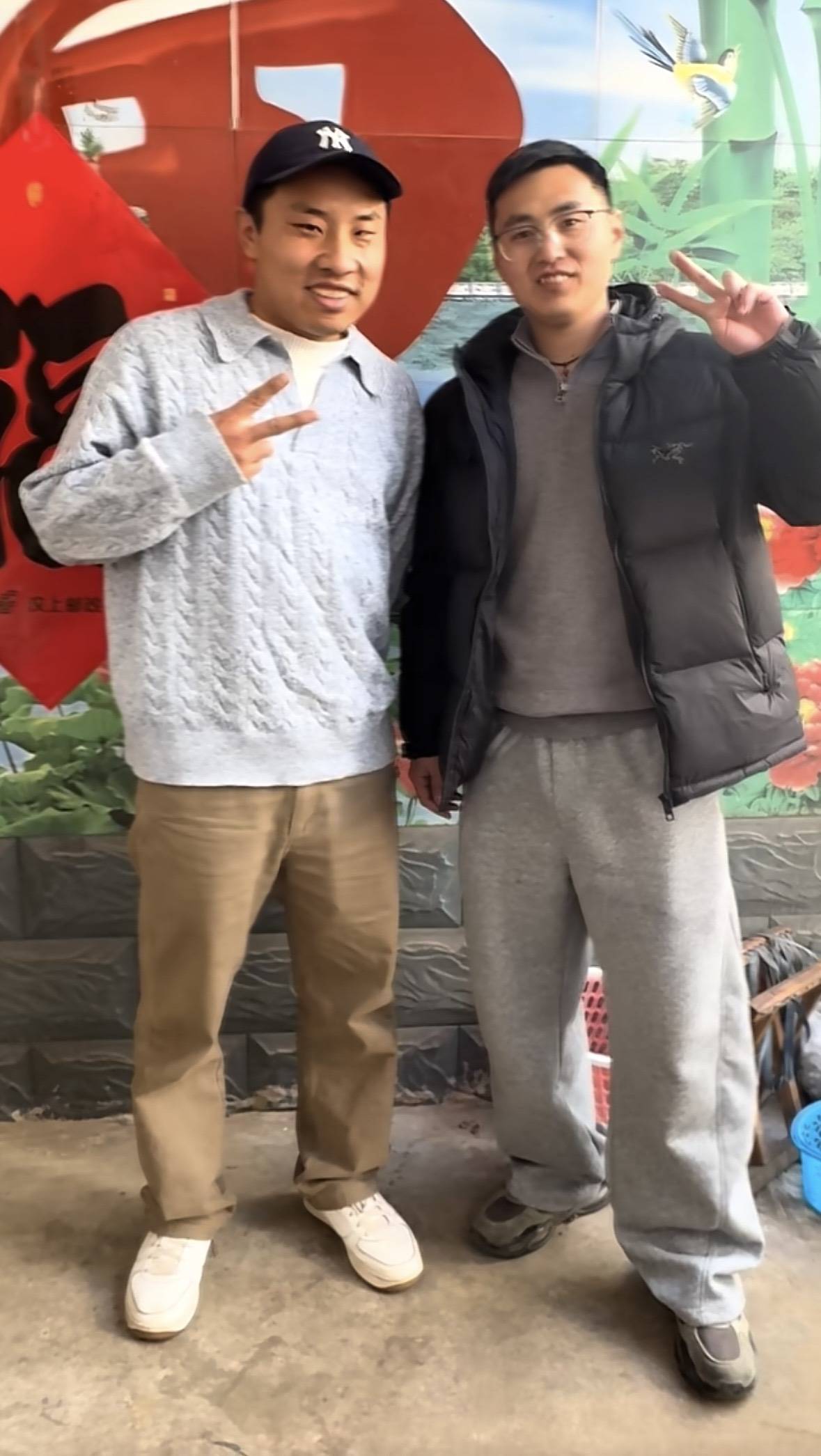 皇冠网_脱口秀演员徐志胜回济宁老家过年皇冠网，家门口成“打卡点”，热情配合拍照签名，乡邻：像亲戚一样毫无架子