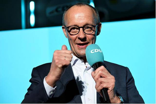 皇冠ag mos077
_登上访华专机前皇冠ag mos077
,默茨请教“中国通”,德国想走出困境必须向东看