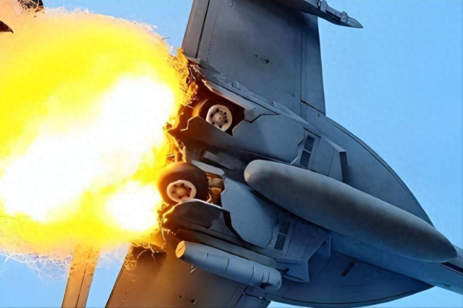 皇冠信用在线注册_美军一架F18大黄蜂战机皇冠信用在线注册,刚飞临伊朗东南沿海就被击中,白宫意识到大国出手了!