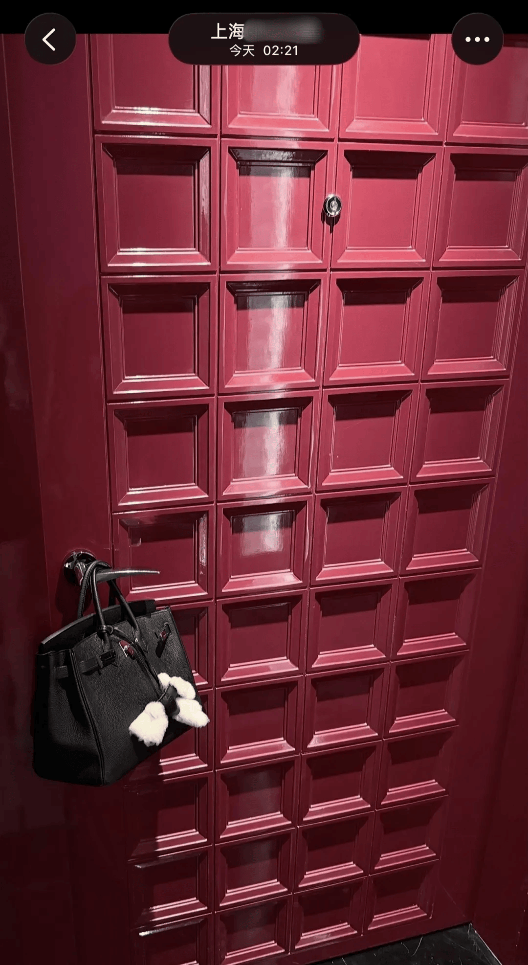 正版皇冠信用网_女子称入住上海某4000多元一晚的酒店正版皇冠信用网，工作人员将其爱马仕包挂门外，当事人：证件、银行卡都在包里，被人拿走就麻烦了；酒店：正处理此事