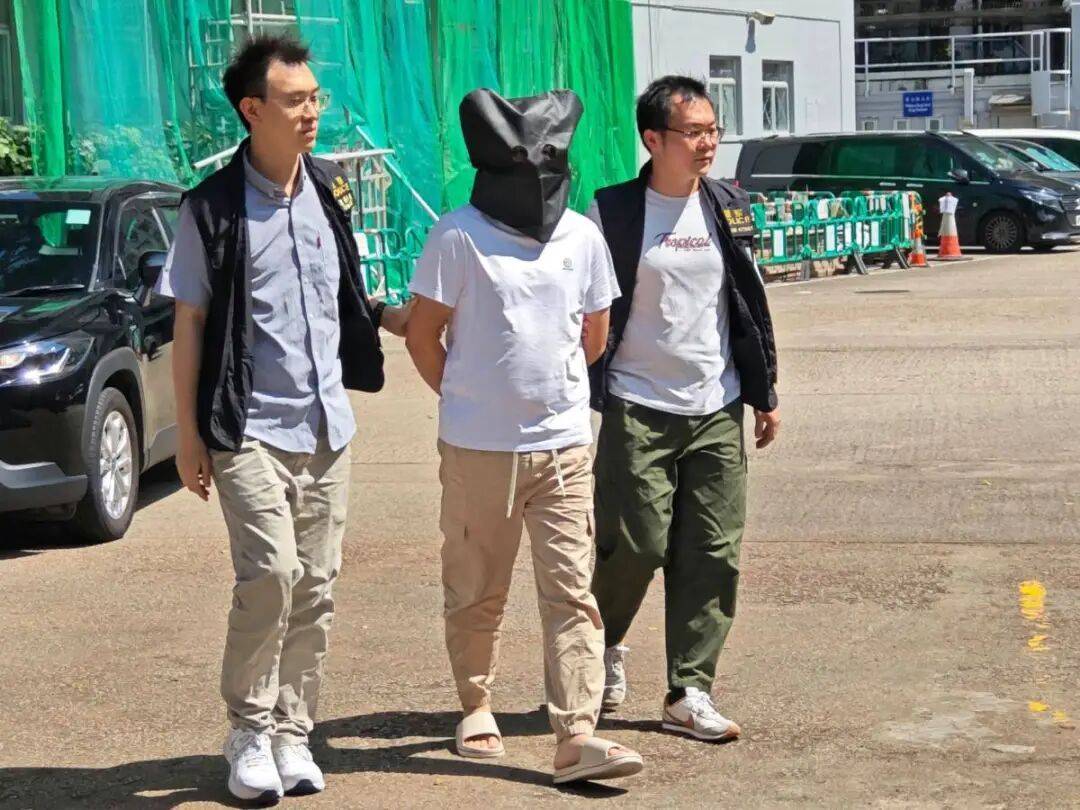 皇冠信用网开户_内地男子在香港住酒店下楼抽烟皇冠信用网开户，2分钟内价值3000万港元黄金被换成30公斤柔顺剂，警方：系同行朋友精心策划，已拘捕2人